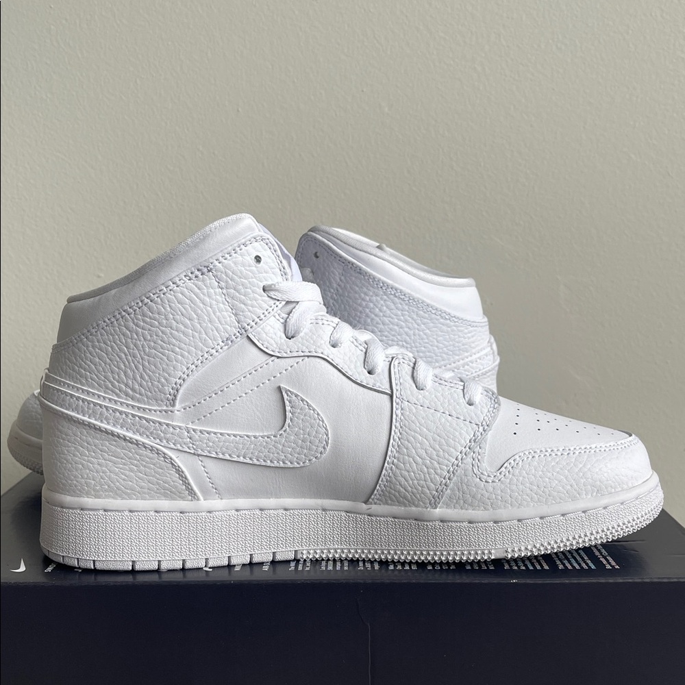 Air Jordan 1 Triple White (GS) - Picture 6 of 8